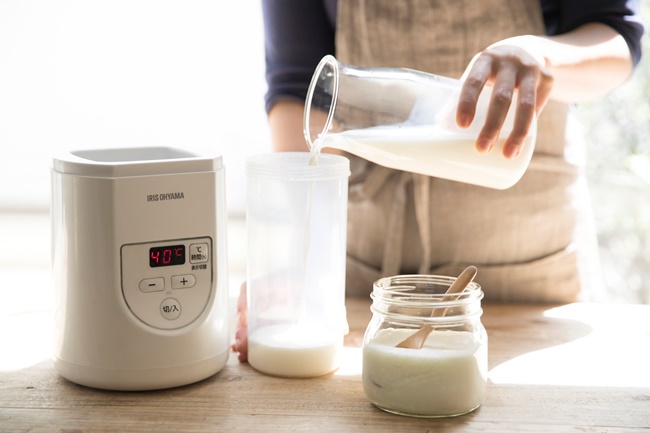 1Lまでの牛乳パックを立ててそのまま入れられるほか、800mlまで付属の容器に移して作れます