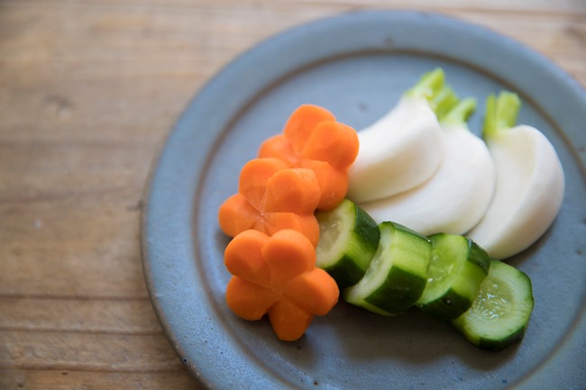 野菜のしゃきしゃきした歯ごたえと、漬け物独特の柔らかさ、ぬか漬け特有の優しいうま味、そしてヨーグルトの酸味がみごとに調和。なんと、たった一晩漬けただけという「ヨーグルトぬか漬け」です。ひと切れ味見するつもりでも、次々に箸が伸びてしまうほどのおいしさ。付け合わせとしてだけでなく、そのまま一品料理としても活躍しそうです。でもヨーグルトで？ ぬか床はいらないの？ そんな疑問が浮かびますが……。「プレーンヨーグルト100gに対して、塩を8％加えたものに野菜を漬けています。水気が少なく、食感があるものならなんでもOKです。皮を剥いたほうが、味は浸み込みやすくなりますね。ひと晩では浅漬けになりますが、ちゃんと発酵しているので2〜3日漬けておくと酸味が増してきます。ぬかも使っていますが、あくまで風味付け。スーパーの乾物売り場で、簡単に手に入りますよ」（川上さん）。また「ハーブや紫蘇を入れるのもおすすめ」とのこと。これならぬか漬けビギナーでも簡単にチャレンジできそうです。