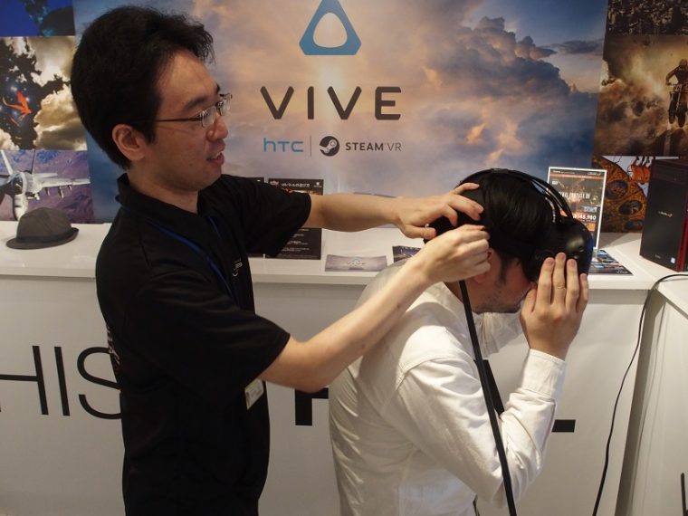 ↑スタッフにHTC VIVEを装着させてもらいます。始めての人でも安心です
