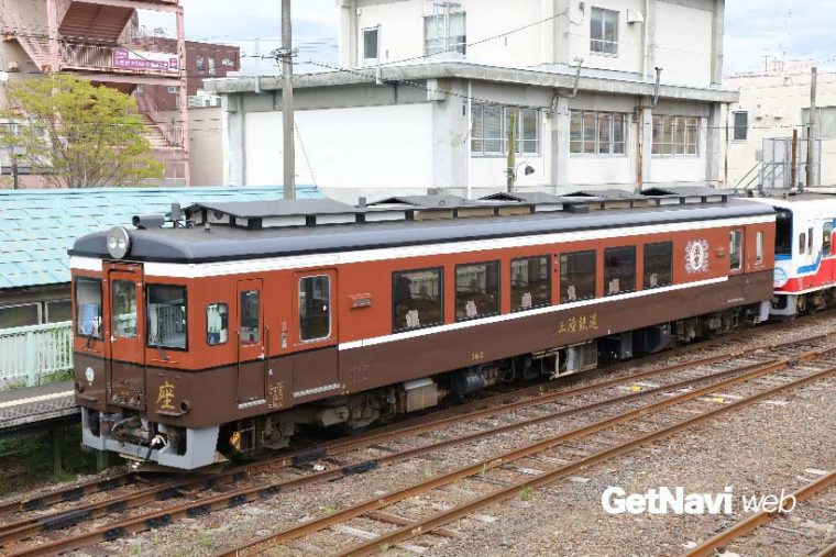 ↑北リアス線の観光列車「お座敷列車北三陸号」。車内で海の幸などが楽しめる