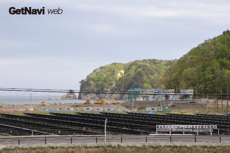 ↑田老駅から見た田老海岸方面、かつての住宅地は更地にされ太陽光発電所となった