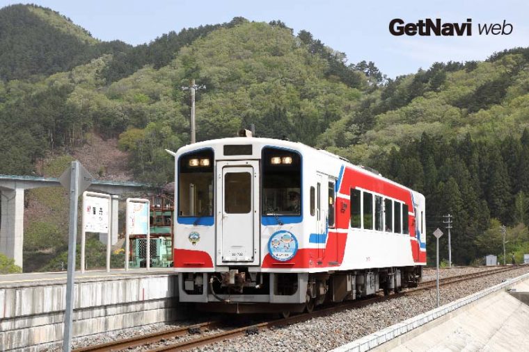 ↑南リアス線の唐丹(とうに)駅。駅前後の路盤はかさ上げされ復旧されている