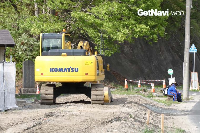 ↑津軽石駅近くの修復現場で。路線バスを待つ高校生たちがベンチで一休み