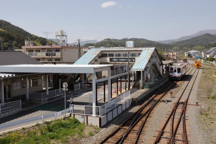 ↑三陸鉄道南リアス線の盛駅(岩手県大船渡市)。この駅から南を走る大船渡線はBRTシステムにより復旧された。三陸鉄道のホームのすぐ横に大船渡線BRTのホームがある