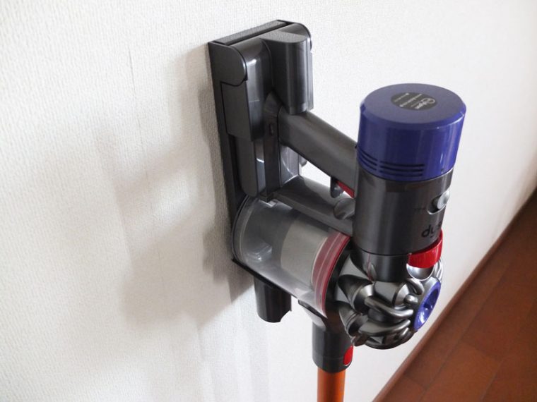 ↑掃除機の本体が5機種の中では大型なので、収納用ブラケットもそれなりの大きさです。隙間ノズルとコンビネーションノズルは、ブラケットの下部に差し込んで収納できます