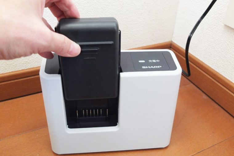 本体から外したバッテリーを、充電台に差し込みます。本体ごと充電するよりスペースが小さくて済むのがメリット。テーブルや化粧台の上で充電することもできます