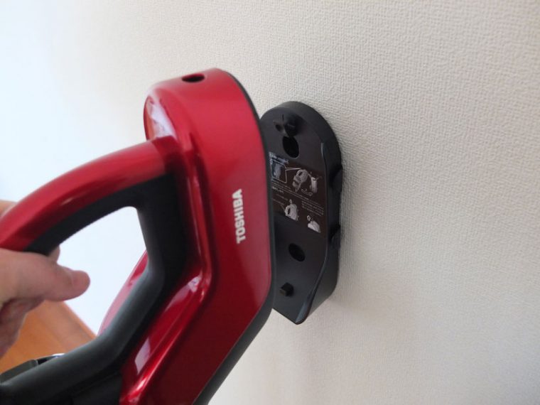 ↑写真ではやや見にくいですが、充電台上部にあるフックを掃除機台座に開けてある穴に差し込んで本体を固定させます