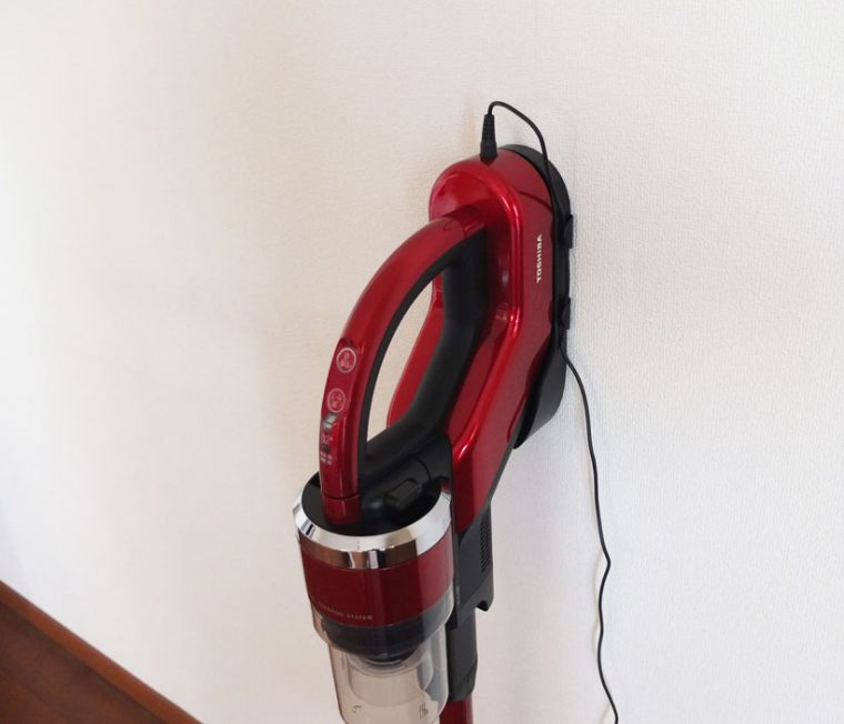 ↑本体を充電台に固定してから、充電プラグを差し込みます。見た目にも、スマートとはいえないのが残念
