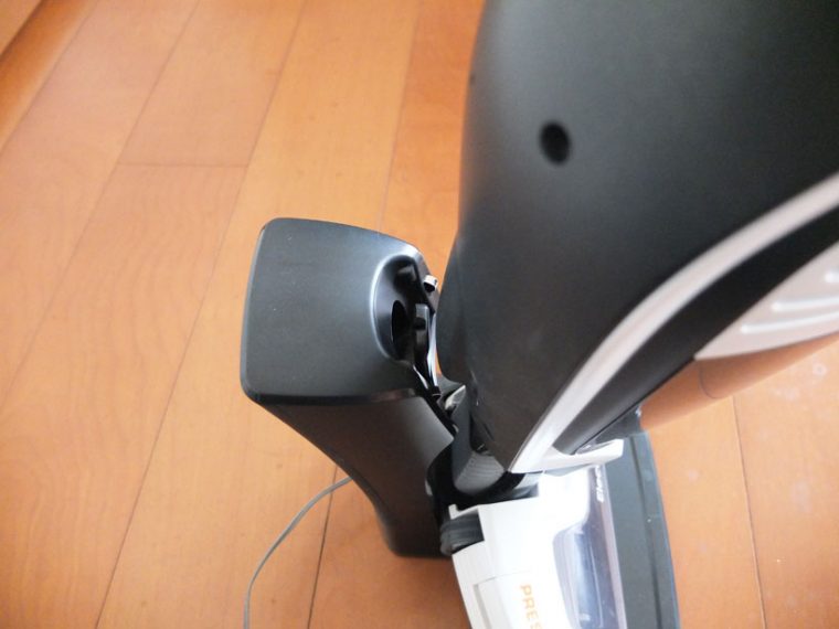 ↑本体後部の穴に、充電台のフックを差し込んで固定させます