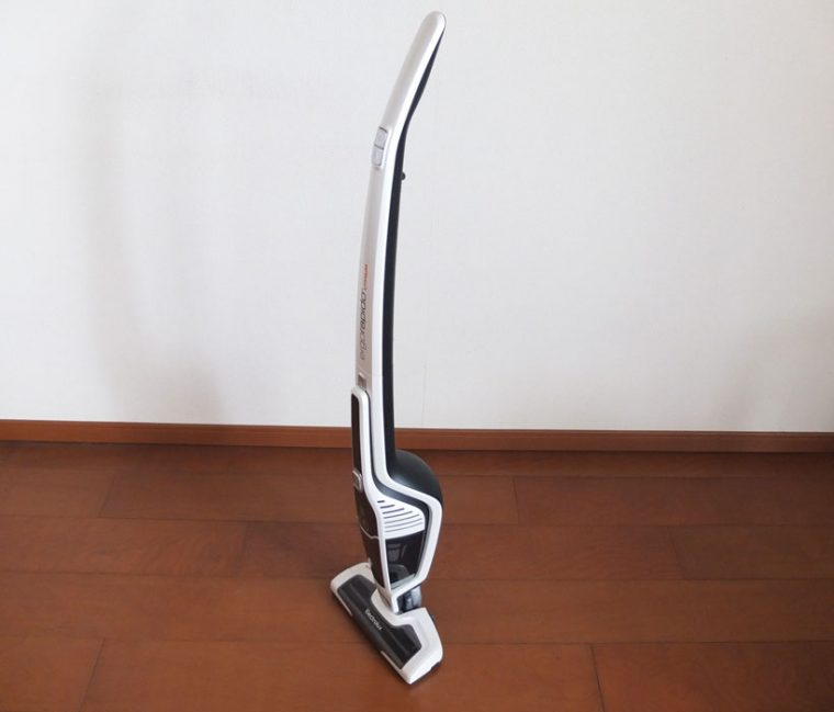 ↑本体のスティック部分を前に倒すとヘッドの可動部にロックがかかり、掃除機が自立します。スティック部を後ろに引くとロックが解除、再び掃除できるようになります