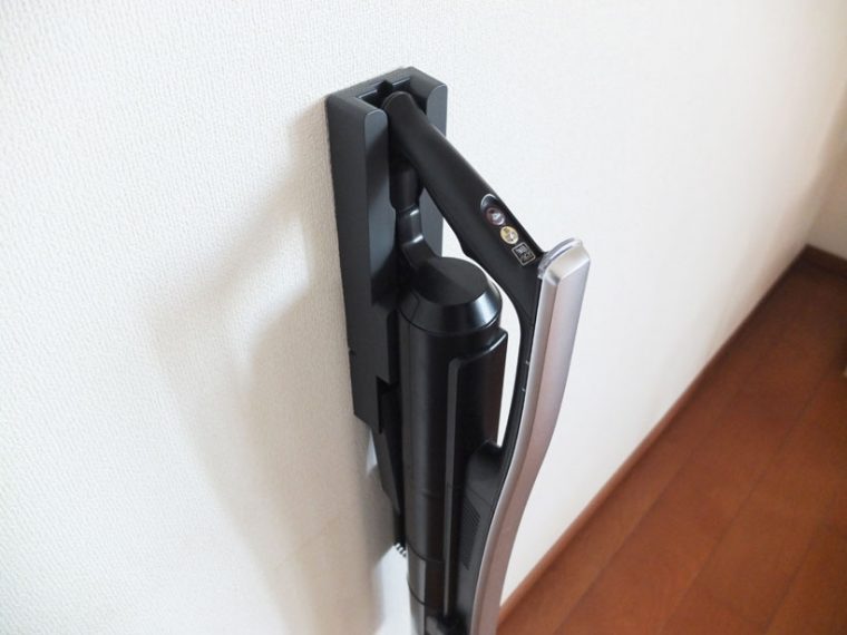 ↑壁掛け式の充電台に、本体台座を滑り込ませるようにして固定します