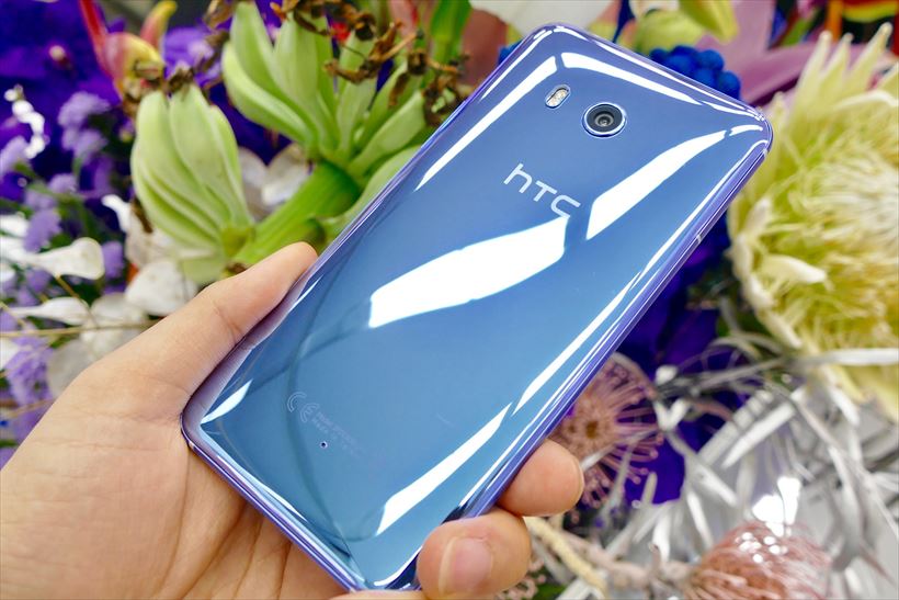 時代は「脱・タッチ操作」!  握って操作する HTCの新フラグシップ「HTC U11」