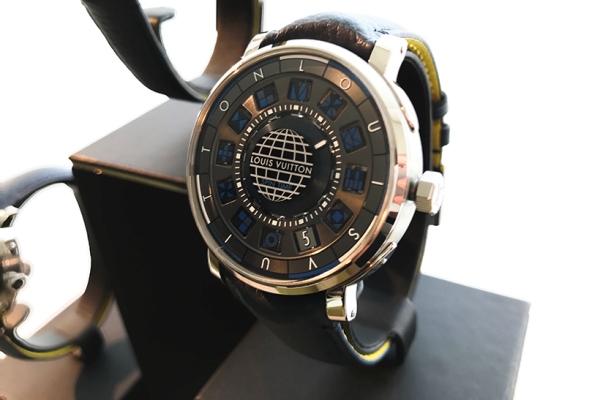 ルイ・ヴィトン「エスカル タイムゾーン ブルー」91万5000円(税抜)/Ref.Q5D220、直径39mm、厚さ8.4mm、SSケース 色は同一系統ですが、段階的に何度も色を足していく手の込んだ作業はブルーも同じ。ルイ・ヴィトンが時計にかける意気込みが伝わってきます。