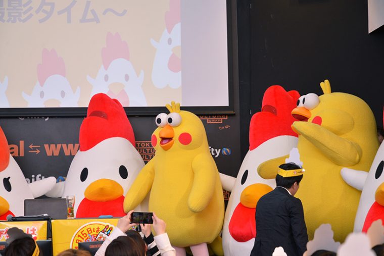↑その後、ステージには約1.9mのからあげクンが12体、さらにドコモ「dポイント」のイメージキャラクター・ポインコ兄弟が、友人のお祝いということで会場に駆けつけました
