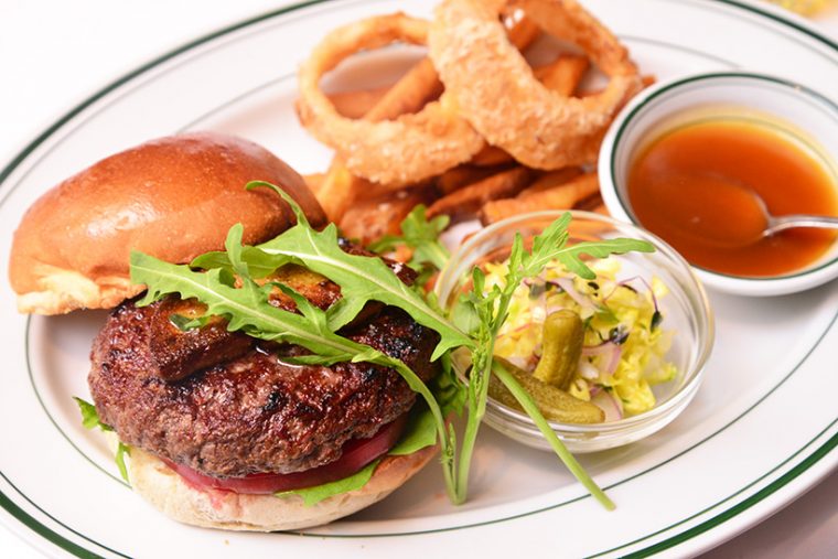 ↑丸の内スタイル:プライムビーフ&フォアグラバーガー 湘南野菜のコールスロー添え(2600円)