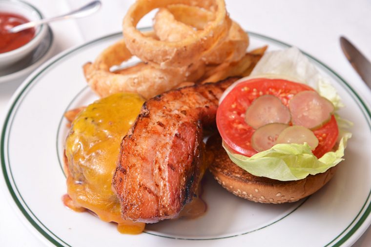 ↑ニューヨークスタイル ベーコン&チーズバーガー(1900円)
