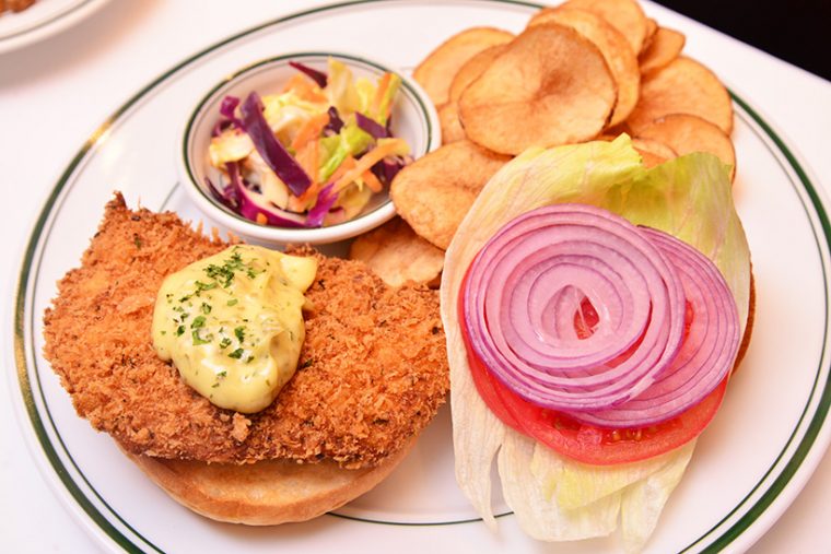 ↑マイアミ スパイスフィッシュバーガー(1900円)。白身魚にミックススパイスをまぶしたパン粉でクリスピーに仕上げたフライと、オリジナルタルタルソースが決め手のマイアミ スタイル