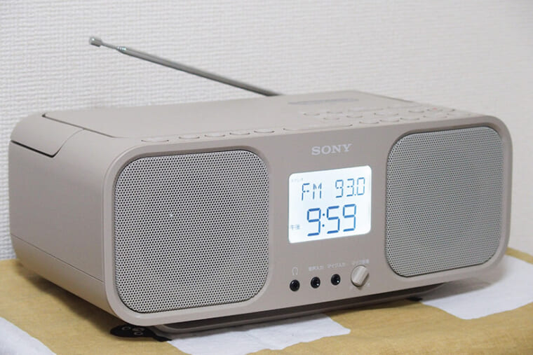 ↑サイズはW320×H134×D199mmとコンパクトにまとまっており設置しやすい。背部にはFMラジオ用の伸縮式アンテナを装備