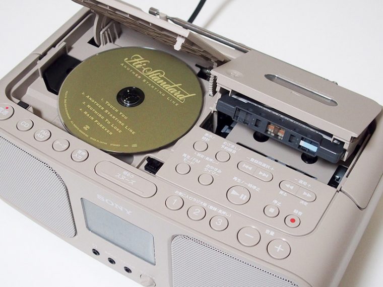 ↑CD、カセットはともに本体上部のフタをプッシュ、オープンしてセットする