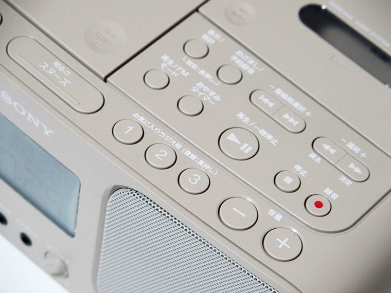 ↑お気に入りの周波数（放送局）を見つけたら、1～3番のプリセットに登録することで以後はラジカセ本体からワンボタンで呼び出せるように設定可能
