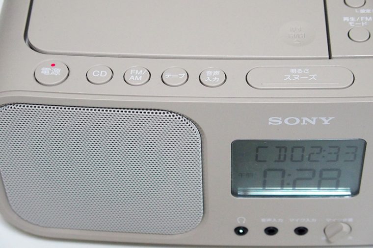 ↑本体上面に並ぶ、電源ボタン、ソース切り替えボタン、そして明るさ・スヌーズのボタン