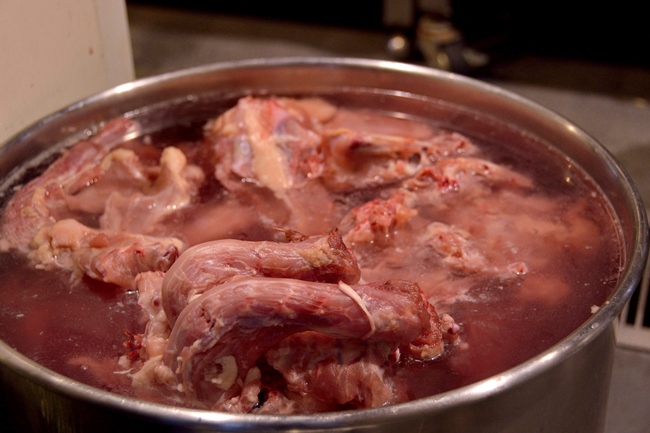 このジャンルに欠かせない素材が豚骨。同店では豚の背骨に鶏ガラも加えた、ワイルドかつまろやかな動物系スープとなっています