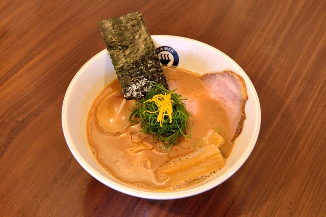 らーめん（￥780）に、燻製味付玉子（￥150）をトッピング。動物系のスープに鰹、宗田鰹、羅臼昆布などを合わせて炊き、さらに水出し魚介ダシで力強さと香り高さを両立。そこに森田醤油の「再仕込み三年熟成醤油」をメインに3種ブレンドしたタレが加わり、三河屋製麺の中細ストレート麺がガッチリとマッチします