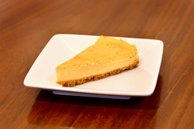 「自家製チーズケーキ」（￥200）。クリーミーなチーズに、しっとりしたクッキー生地がベストマッチのベイクドタイプ。濃厚ながら甘さ控えめでレモンの酸味が効いた、ラーメンに合うテイストです