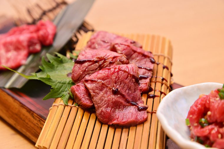 ↑タタキは、ソトモモにあたる部位・なか肉を絶妙な火加減で炙ったもの。ほんのり甘いつめダレとともに味わえば、ミルキーな旨味が口いっぱいに広がります。お好みでワサビや生姜を