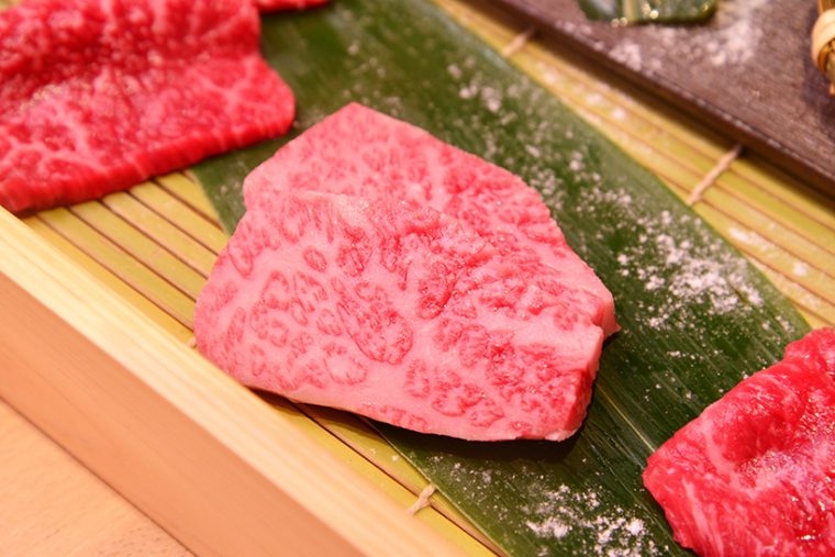 ↑一般的に脂がのったバラ肉のことをカルビと呼びますが、そのなかでも特に上質な部分がこのトップバラ。融点が極めて低く、口のなかでとろける食感と濃厚な旨味が特徴で、余韻はシルキーで実になめらか