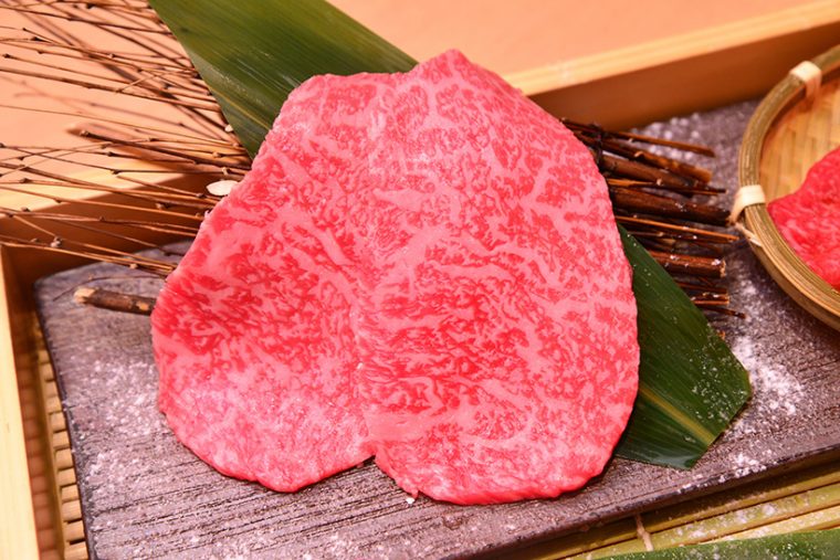 ↑ロースの一部である肩芯。柔らかくて脂の上品な部位ですが、尾崎牛ともなるとさらにワンランク上。肉質がきめ細かくて、優雅な余韻がたまりません!