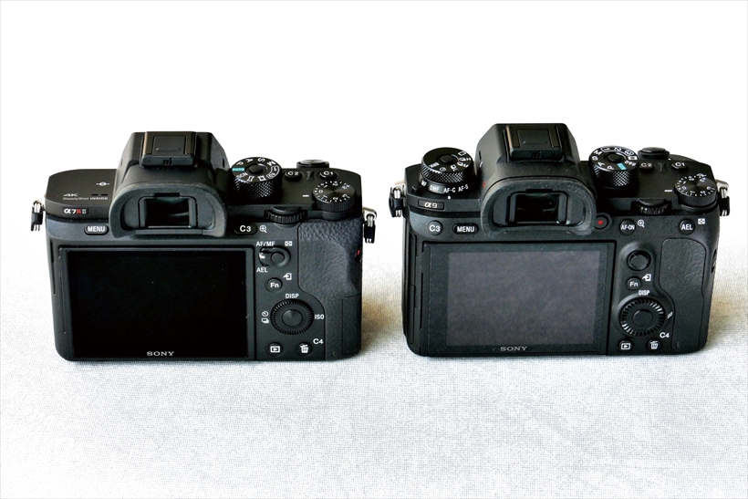 ↑α7RII(左)とα9(右)。ドライブモードダイヤルの追加のほか、カスタムボタンや動画撮影ボタンなどの配置が変更されているが、基本的なレイアウトは従来機同様。背面のコントロールホイールが大きくなり、操作しやすくなっている。