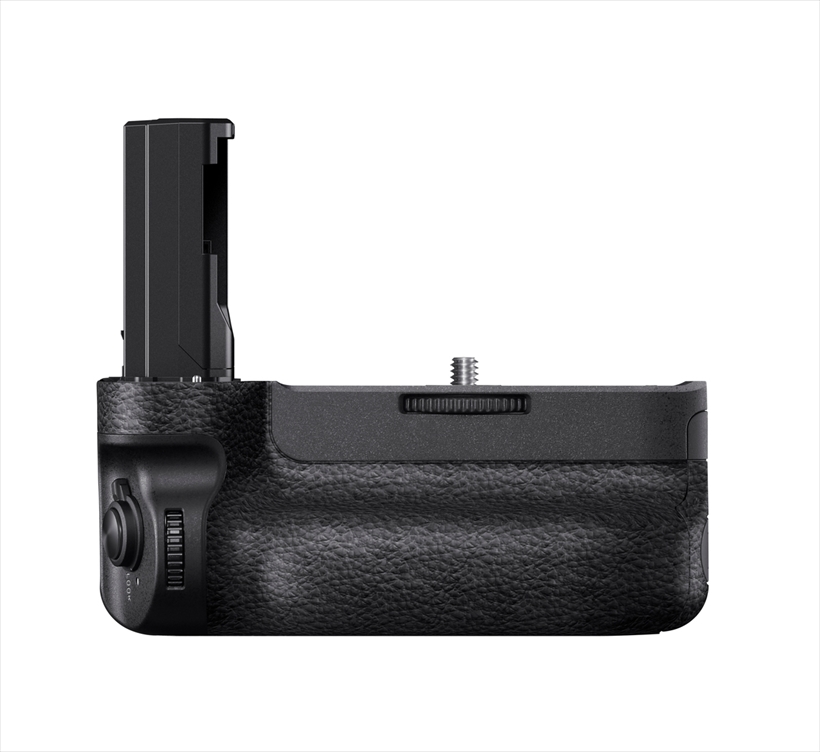 ↑縦位置グリップは、専用のVG-C3EM(参考価格/ 3万6990 円)を用意。バッテリーを2 本挿入でき、長時間撮影に対応可能だ