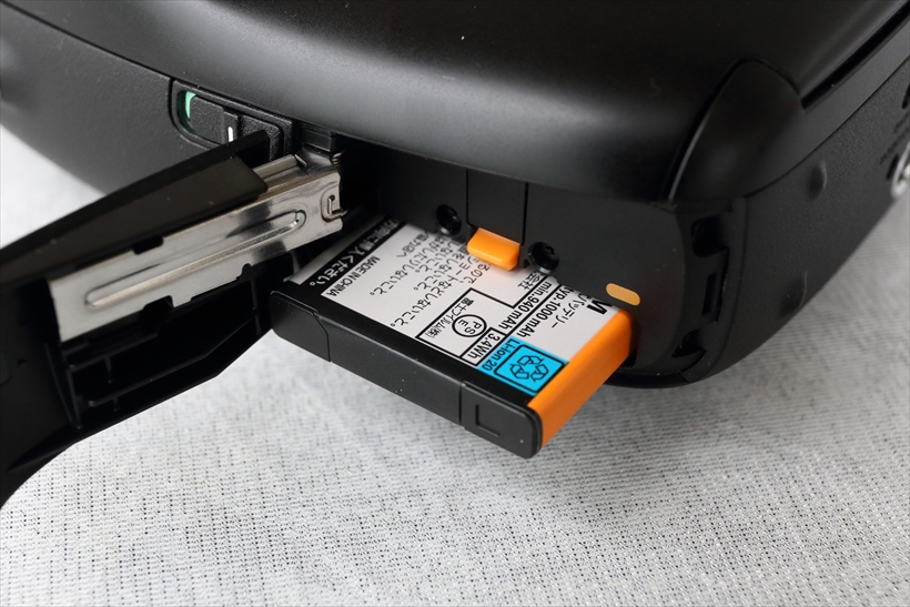 ↑ボディ側面にマイクロSDカードスロットとUSB端子、バッテリー室を用意。バッテリーはUSB端子経由での本体内充電となる。マイクロSDカードは、本体内メモリーのデータをコピーできるほか、カードへの直接保存も可能