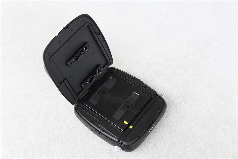 ↑フィルム装着は、ボディ背面上部にある「FILM」ボタンをスライドさせてカバーを開けて行う。交換は明るい場所でも可能だが、直射日光が当たらない場所で行うのが安心だ