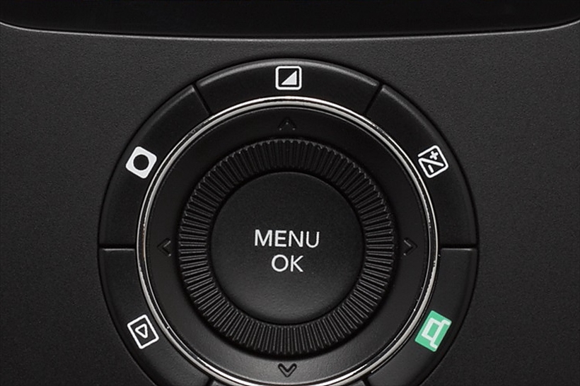 ↑背面のボタン類は「MENU/OK」ボタンの周囲にダイヤルが配置されている。さらにその外側に左から、ビネット、フィルター、露出補正の順で並ぶ。設定は、ボタンを押し、ダイヤルを回して設定するだけの2アクションだ