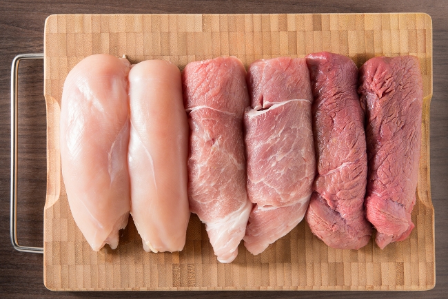 ダイエット中におすすめなのは、脂身が少なく低カロリーな赤身肉。牛肉なら赤身のヒレやモモを選びましょう。牛肉の赤身には脂肪の燃焼を促すL-カルニチンが豊富です。糖質の代謝を助けるビタミンB1を多く含む豚肉も、ヒレやモモの赤身を。また、糖質ゼロで牛肉や豚肉よりアミノ酸バランスがいい鶏肉は、皮を取り除けばさらに脂質を抑えられますよ。