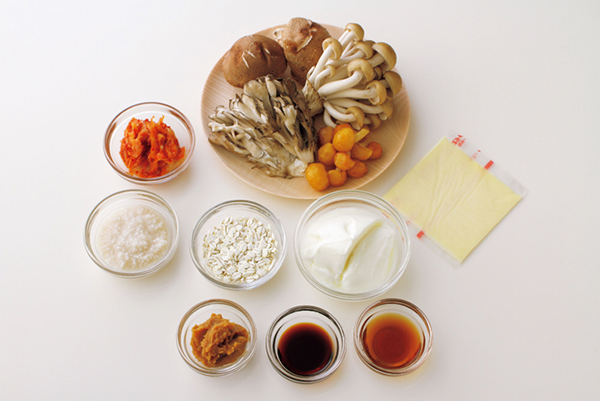 上のスープの材料はこちら。押し麦をベースに、鶏ささみ肉やしいたけなどのキノコ類をたっぷり加え、トマトとごま油などでしっかり味付けした満足感たっぷりのスープです。1杯あたり約150kcal!