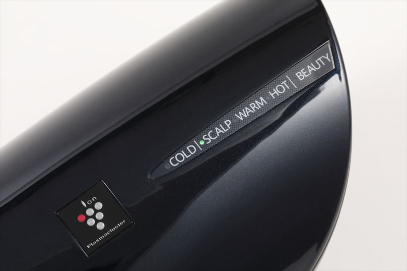 ↑温度帯はCOLDからHOTまで4種。温風と冷風を交互に送りツヤを出すBEAUTYもあります。本体にかっさをセットすると自動的に「SCALP」モードになり、低めの温風である50℃に切り替わります