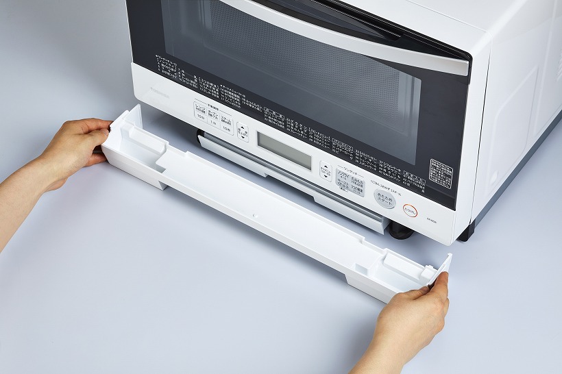 ワイドな水受けがゴミも取るからお手入れラクちん! 「お急ぎ解凍」も進化した東芝「石窯ドーム」5機種が発売