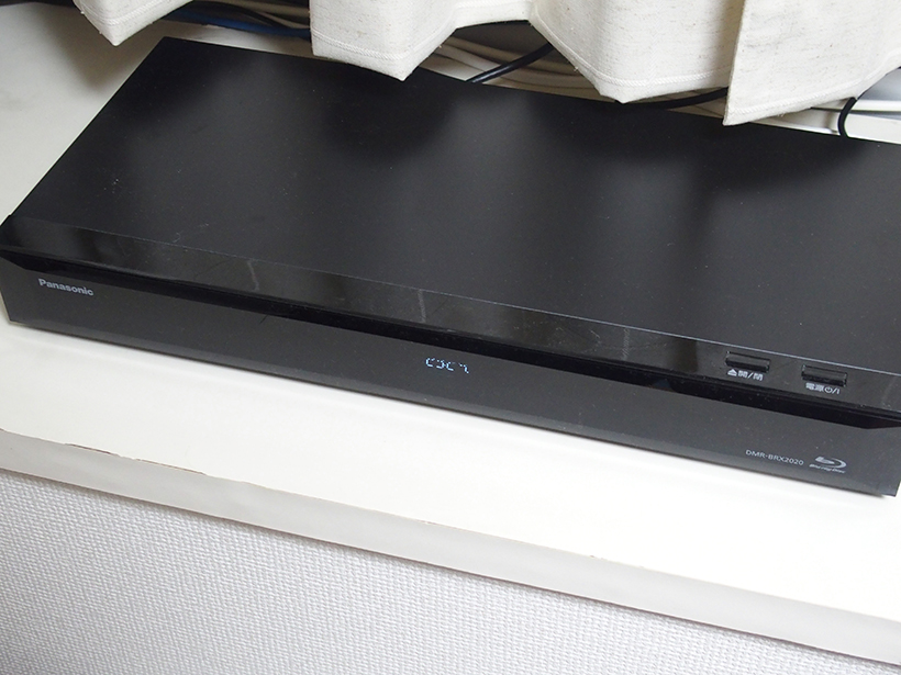 ↑筆者宅で稼働中の全自動ディーガ・2TB HDDモデル「DMR-BRX2020」(現在は生産終了。同じく2TB HDD搭載の後継モデル「DMR-BRX2030」が発売中)