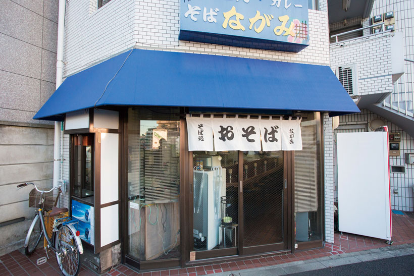 ↑平和台駅前で、気負わず営業中。朝は開店前に店に入ってくる人もいるとか