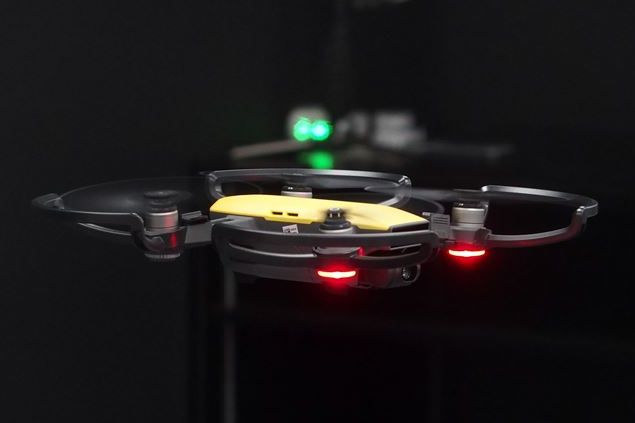 「指で四角を作ってパシャリ」が現実に!? ジェスチャーで操作できる小型ドローン「DJI SPARK」で空撮が身近に！