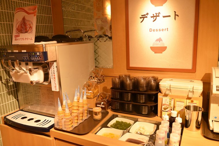 ↑ソフトクリーム、かき氷、くず餅、ナタデココ入りミックスフルーツなど多彩！ しかもトッピングやソースも豊富です