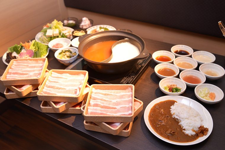 ↑平日ランチは「三元豚バラ食べ放題コース」が1199円（小学生は899円）！ しかも日時や内容にかかわらず幼児は599円、3歳以下は無料という太っ腹（価格はすべて税抜）