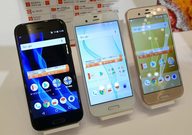 ↑「AQUOS R SHV39」は7月上旬以降発売予定で、価格は未定。カラーラインナップは「マーキュリーブラック」「ジルコニアホワイト」「ライトゴールド」の3色