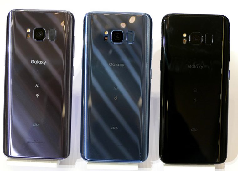 ↑「Galaxy S8 SCV36」は6月8日発売予定。実質価格(新規一括、以下同)は5万7456円(税込、以下同)。カラーラインナップが左から「オーキッド グレー」「コーラル ブルー」「ミッドナイト ブラック」の3色