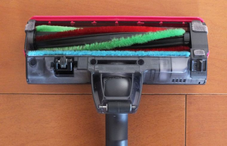 ↑ヘッドの赤い毛の部分が「床みがきブラシ」で、緑の毛より硬めの素材でできています