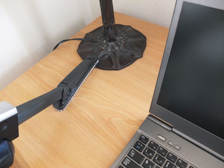 ↑ペタすき間ノズルはすき間用ノズルより吸込口が広く、広い範囲を一度に掃除可能。ブラシ付きでホコリを掃きながらの吸引ができます