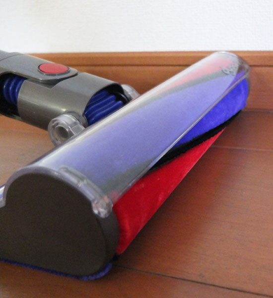 ↑ヘッドの青い部分と赤い部分がフェルト製で、ゴミを包み込んで集じん。黒い部分は硬質のカーボンファイバーブラシで、床に付着した微粒子をかき取ります。ローラーヘッドの長さはヘッドの横幅ほぼいっぱいまであり、一度により広い面積を掃除できます